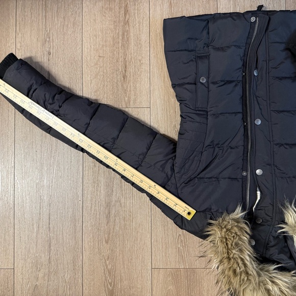 Abercrombie & Fitch Black Puffer Coat with Faux Fur Trim - Picture 7 of 9